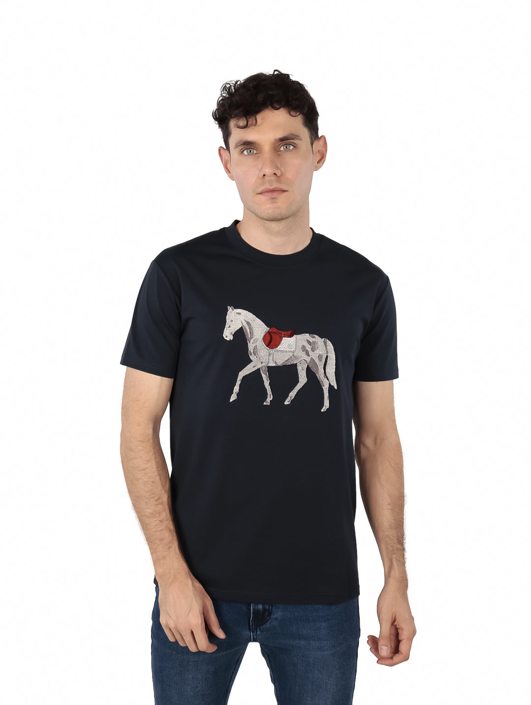 Hombre vistiendo playera color navy con estampado de un caballo blanco y rojo en el pecho.