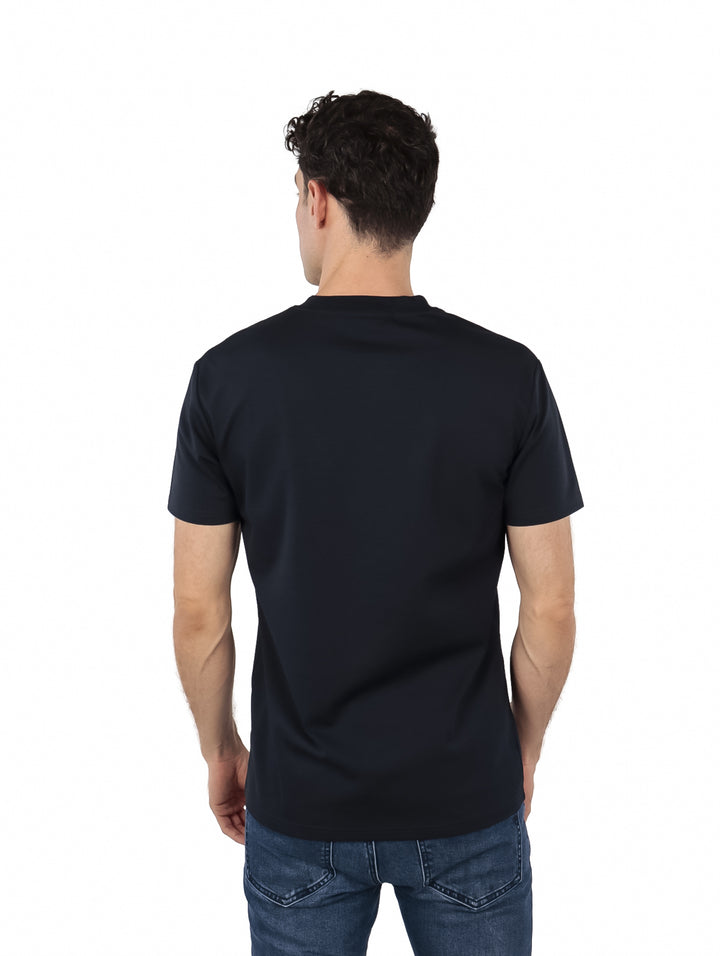 Hombre vistiendo playera color navy con estampado de un caballo blanco y rojo en el pecho.