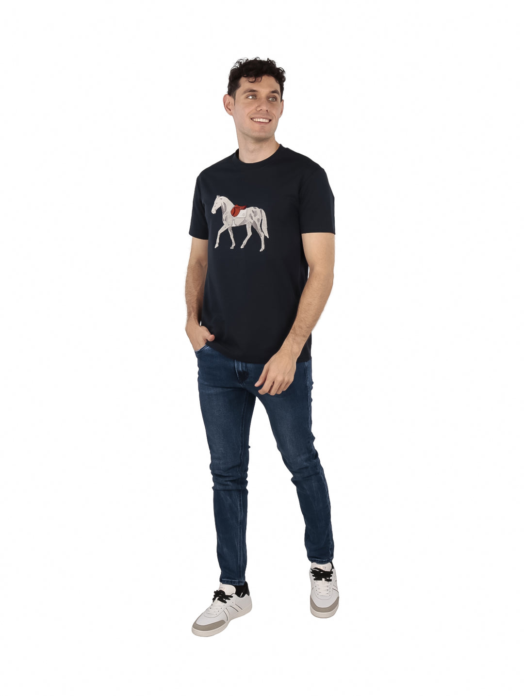 Hombre vistiendo playera color navy con estampado de un caballo blanco y rojo en el pecho.