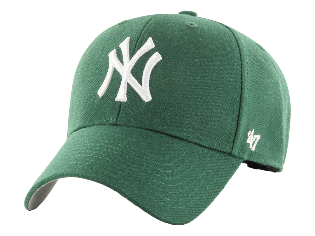 Gorra de béisbol color verde oscuro con logotipo de los New York Yankees en blanco.