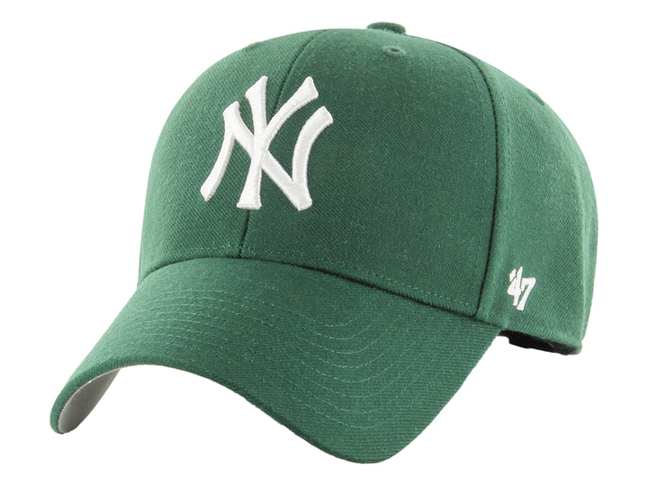 Gorra de béisbol color verde oscuro con logotipo de los New York Yankees en blanco.