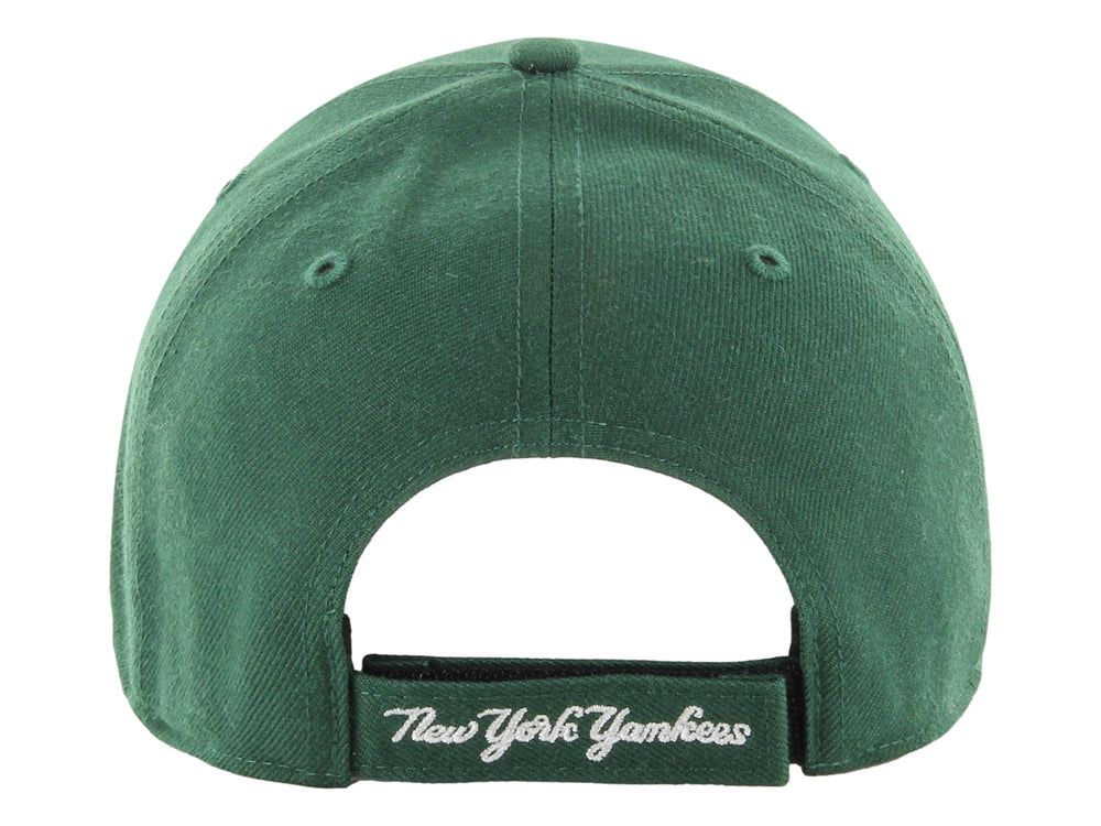 Gorra de béisbol color verde oscuro con logotipo de los New York Yankees en blanco.