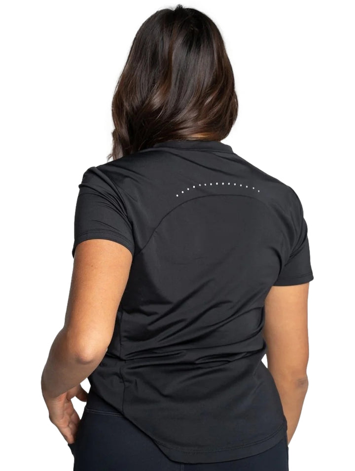 Mujer vistiendo una playera deportiva negra de manga corta marca Everlast.