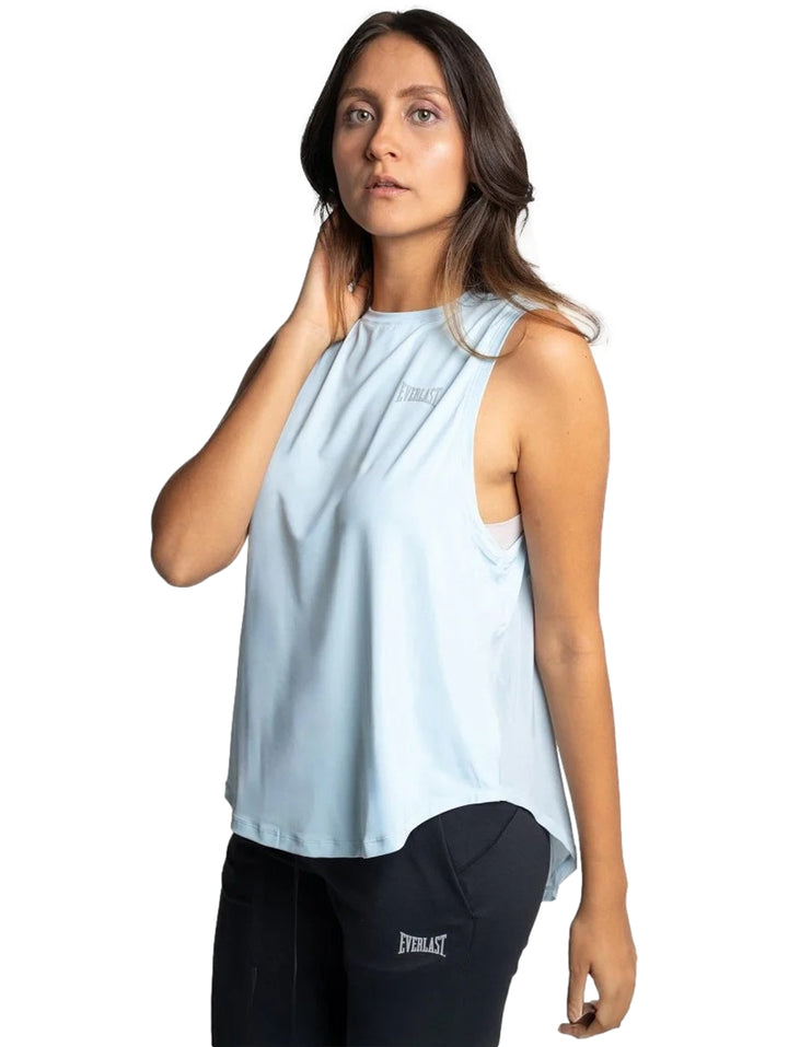 Mujer vistiendo un top deportivo sin mangas de color azul claro de la marca Everlast.