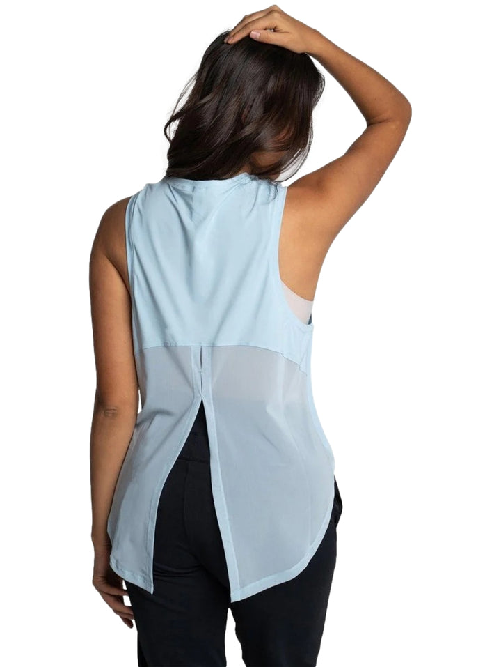 Mujer vistiendo un top deportivo sin mangas de color azul claro de la marca Everlast.