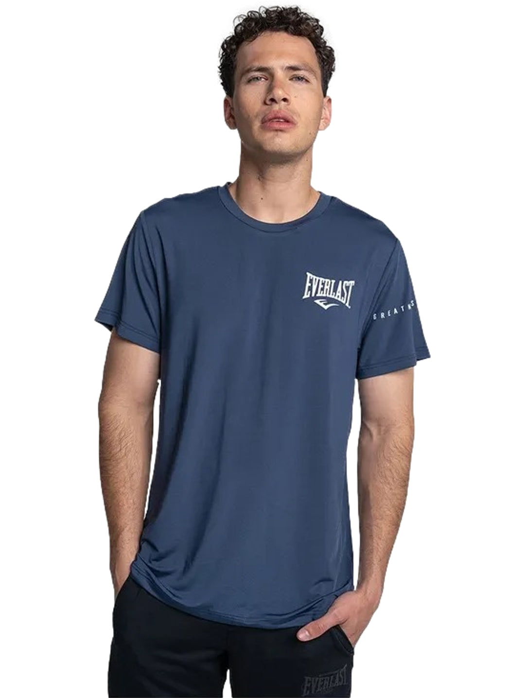 Hombre vistiendo una playera deportiva de color azul con el logo de Everlast en el pecho.