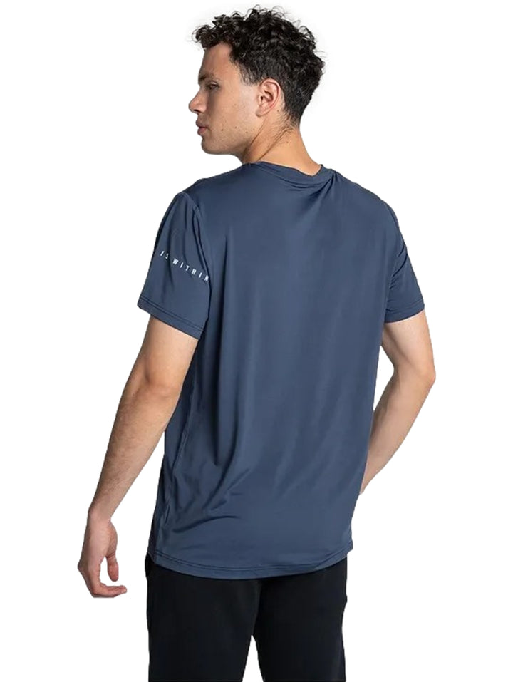 Hombre vistiendo una playera deportiva de color azul con el logo de Everlast en el pecho.