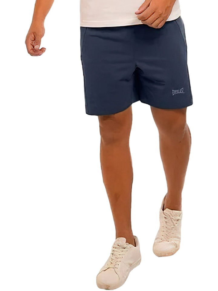 Hombre vistiendo un short deportivo color azul marino de la marca Everlast.
