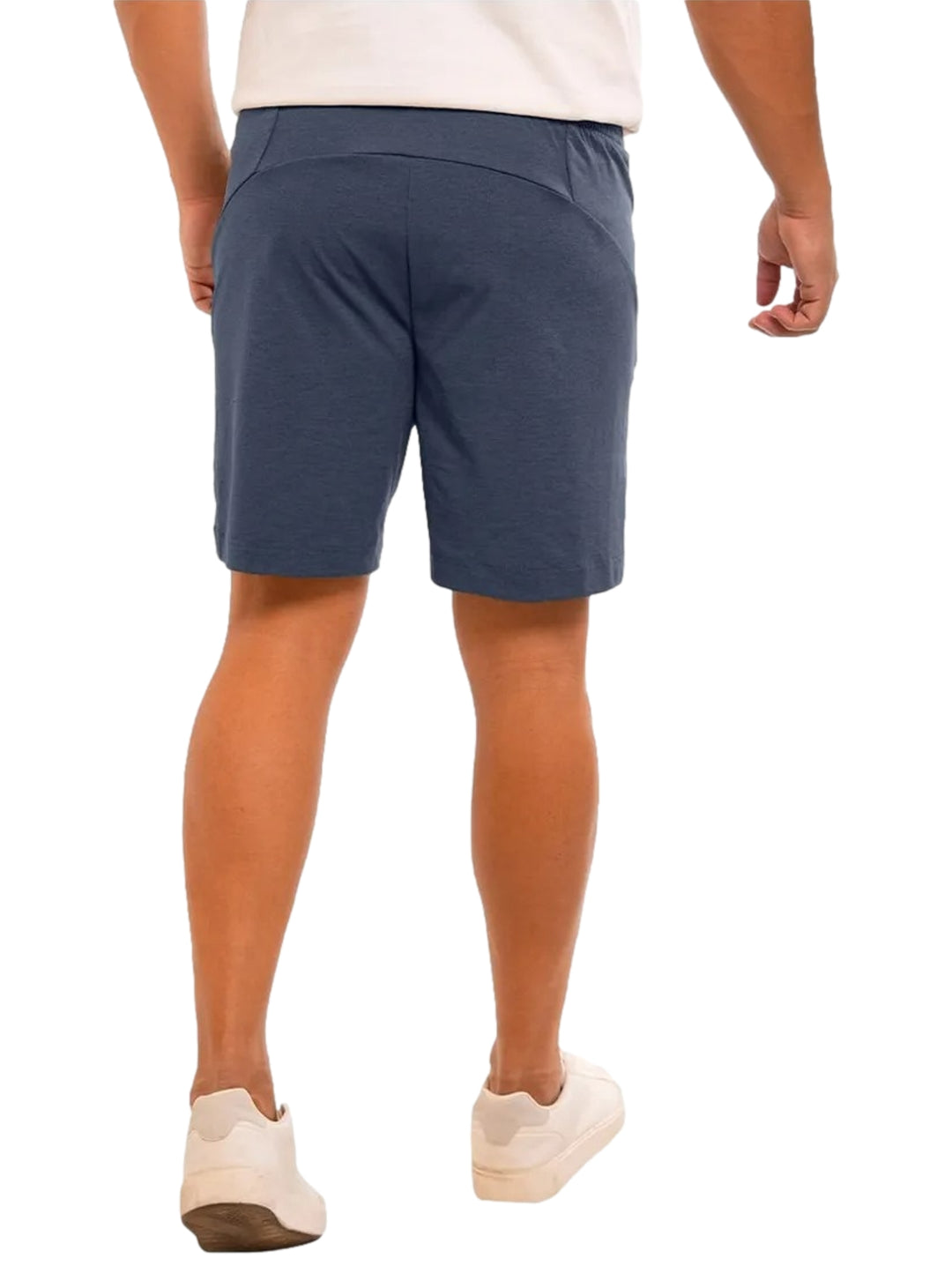 Hombre vistiendo un short deportivo color azul marino de la marca Everlast.