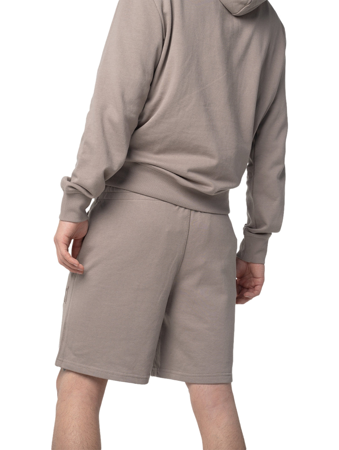 Shorts deportivos color beige de la marca Everlast para hombre.