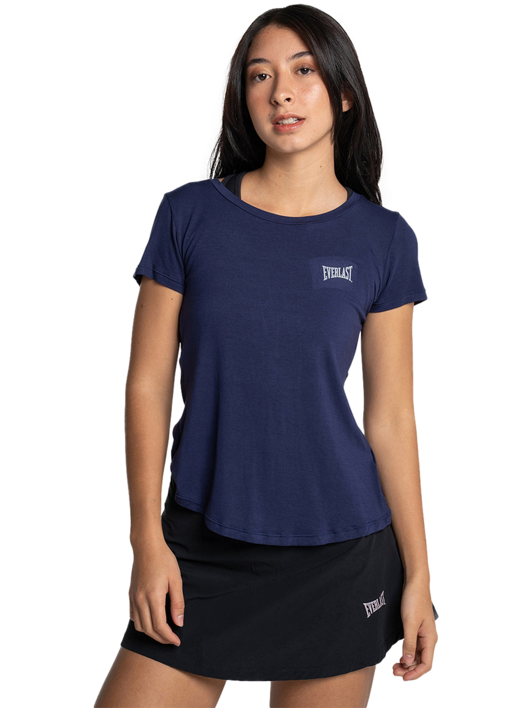 Mujer vistiendo playera deportiva color marino de la marca Everlast