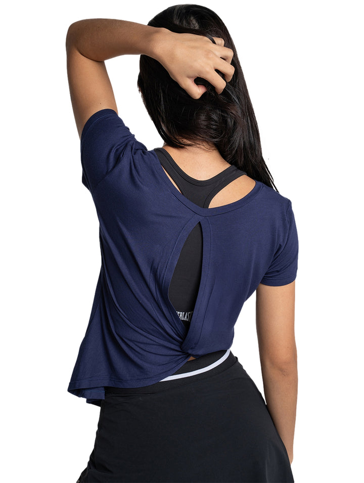Mujer vistiendo playera deportiva color marino de la marca Everlast