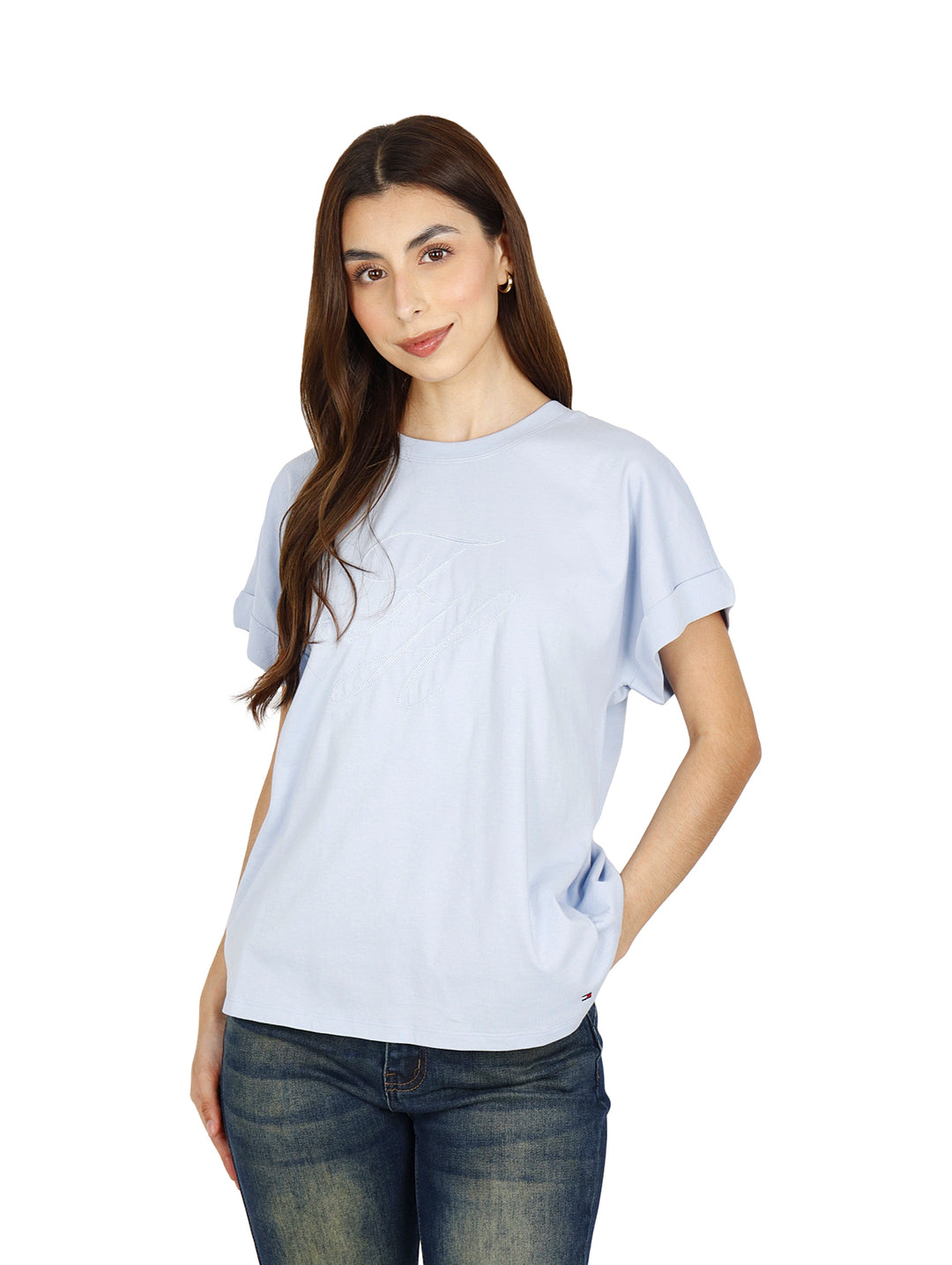 Mujer vistiendo una playera color azul claro de manga corta y cuello redondo.
