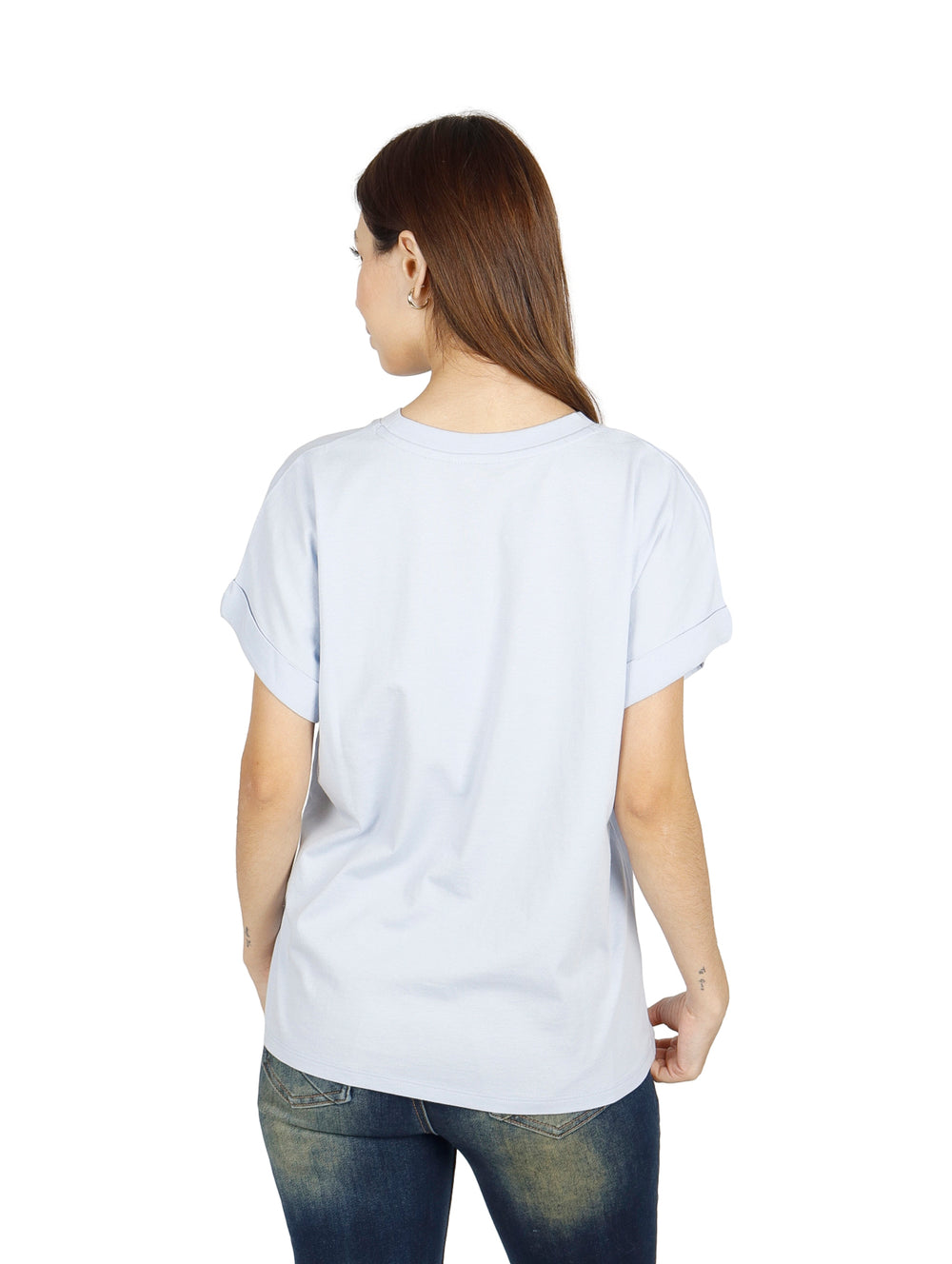 Mujer vistiendo una playera color azul claro de manga corta y cuello redondo.