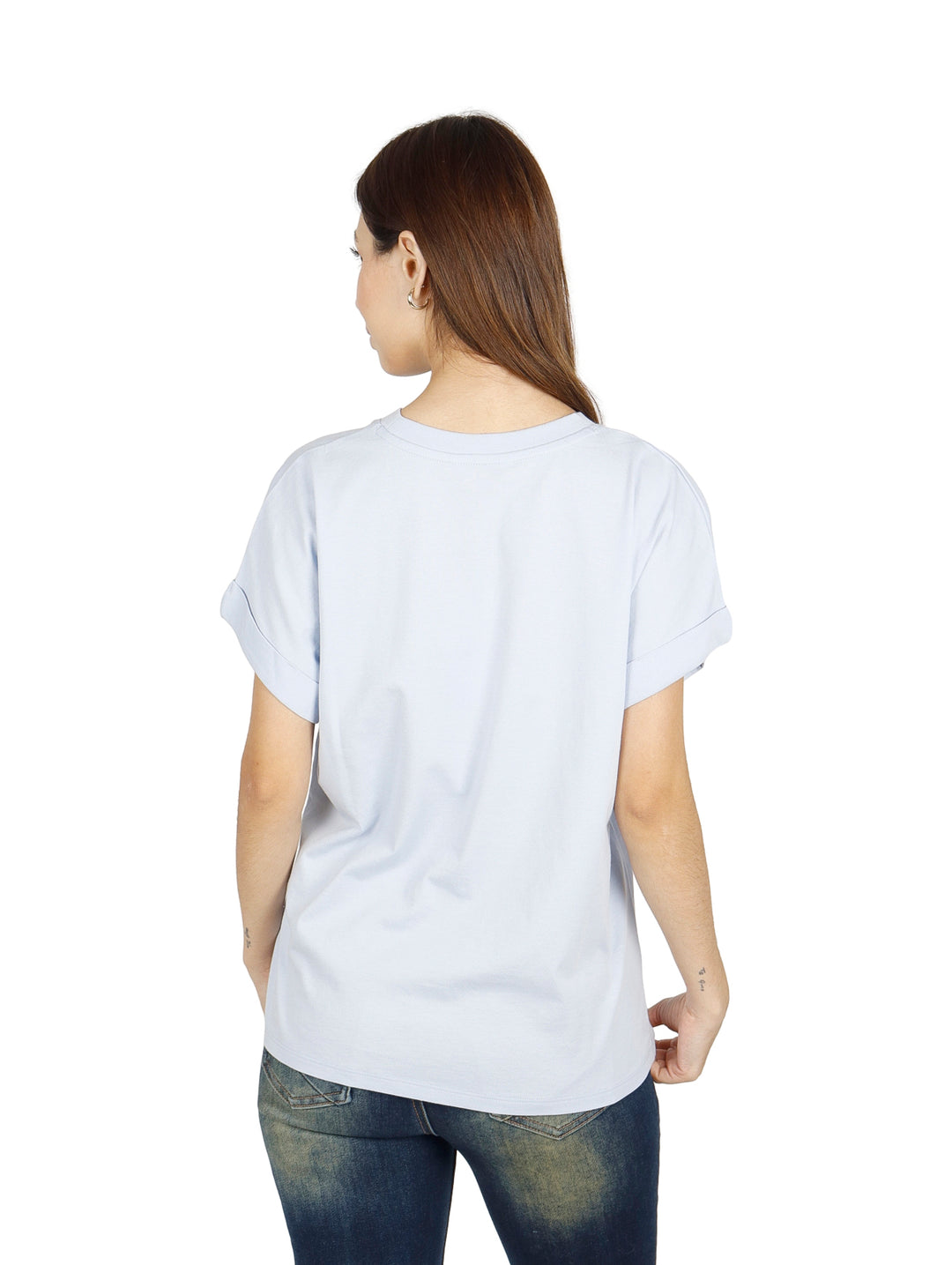 Mujer vistiendo una playera color azul claro de manga corta y cuello redondo.