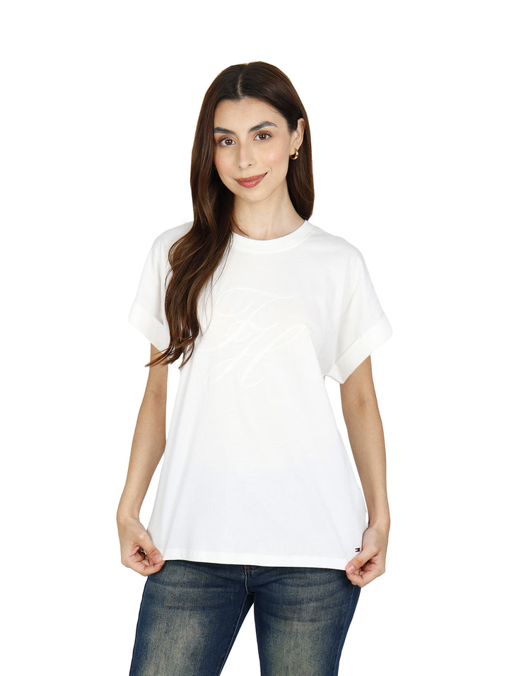 Mujer vistiendo camiseta Tommy Hilfiger color ecru con diseño floral tonal y cuello redondo.