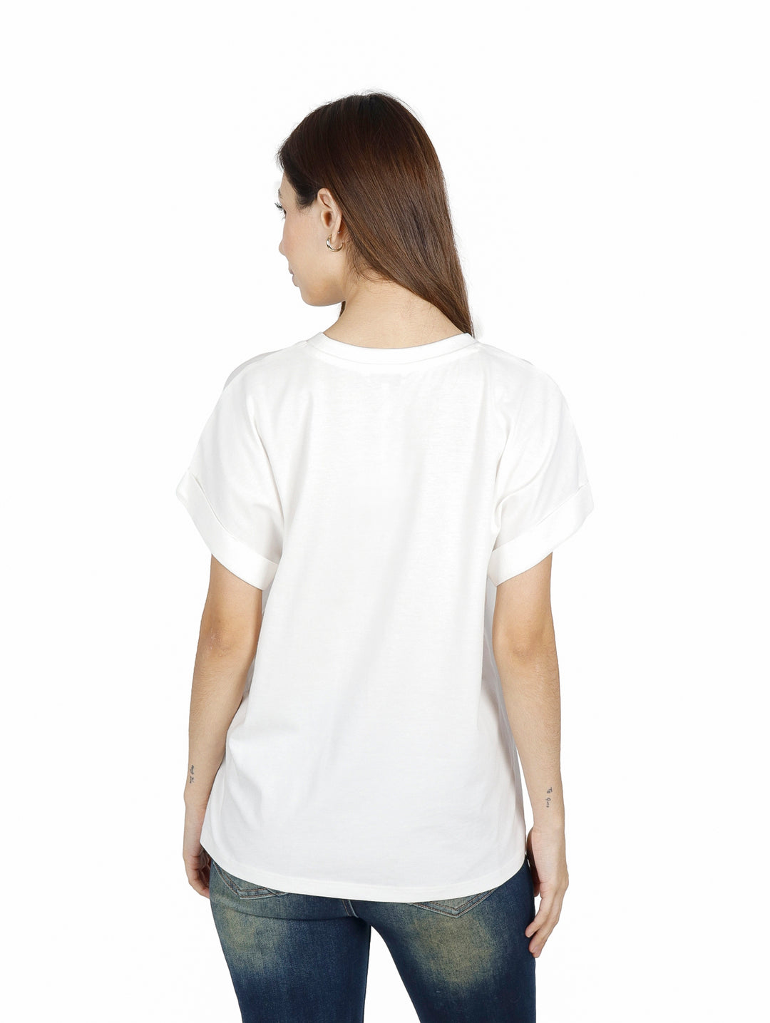 Mujer vistiendo camiseta Tommy Hilfiger color ecru con diseño floral tonal y cuello redondo.