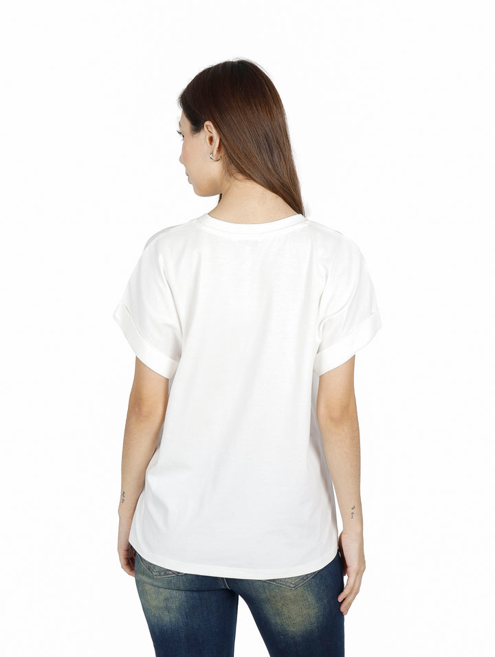 Mujer vistiendo camiseta Tommy Hilfiger color ecru con diseño floral tonal y cuello redondo.