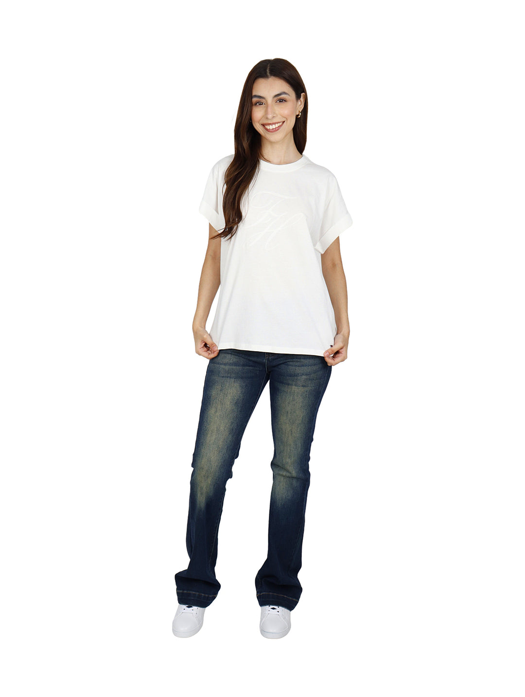 Mujer vistiendo camiseta Tommy Hilfiger color ecru con diseño floral tonal y cuello redondo.