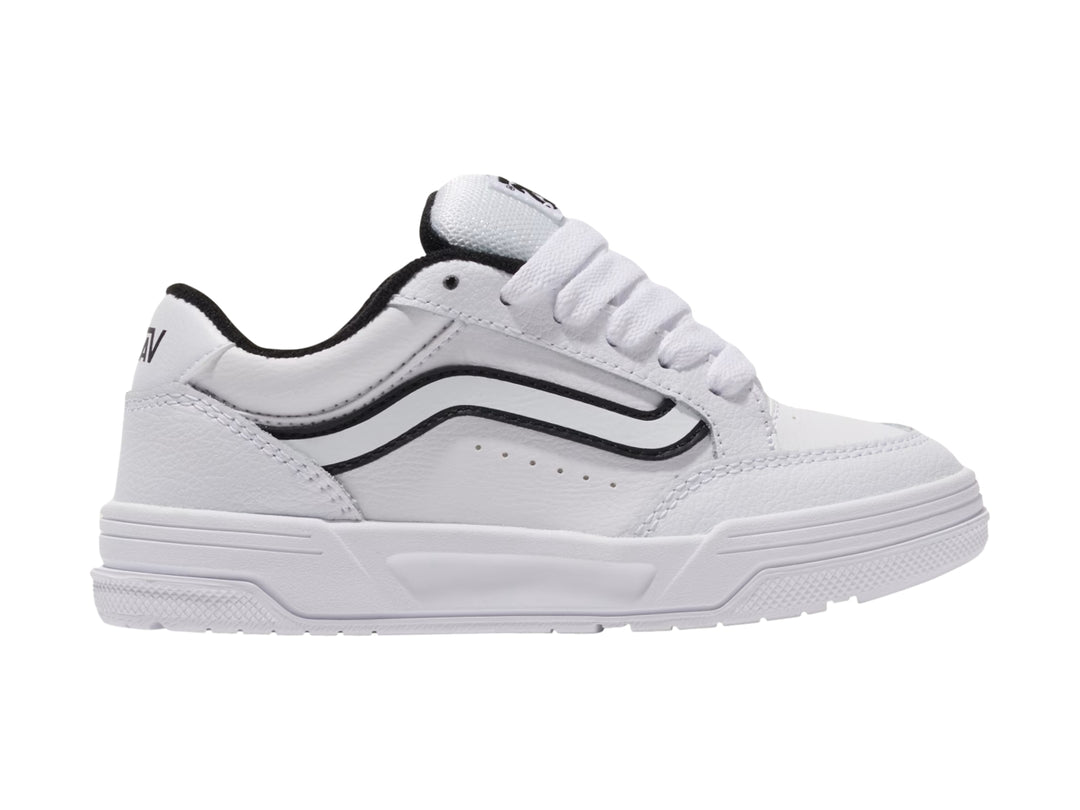 Tenis Vans blancos con franja lateral negra y suela blanca.