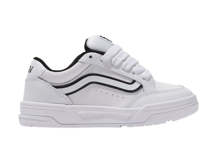 Tenis Vans blancos con franja lateral negra y suela blanca.