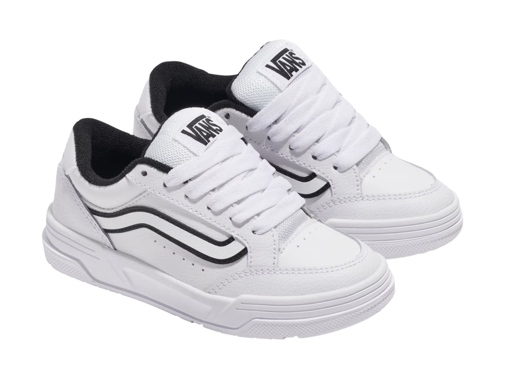 Tenis Vans blancos con franja lateral negra y suela blanca.