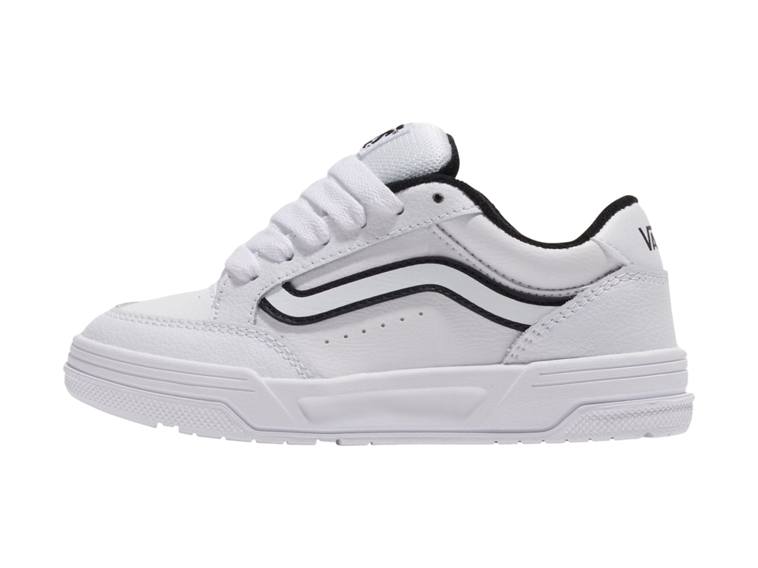 Tenis Vans blancos con franja lateral negra y suela blanca.