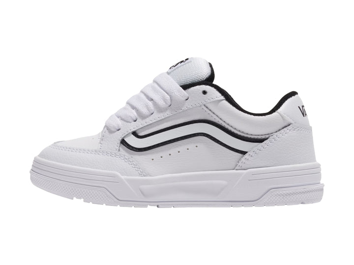 Tenis Vans blancos con franja lateral negra y suela blanca.