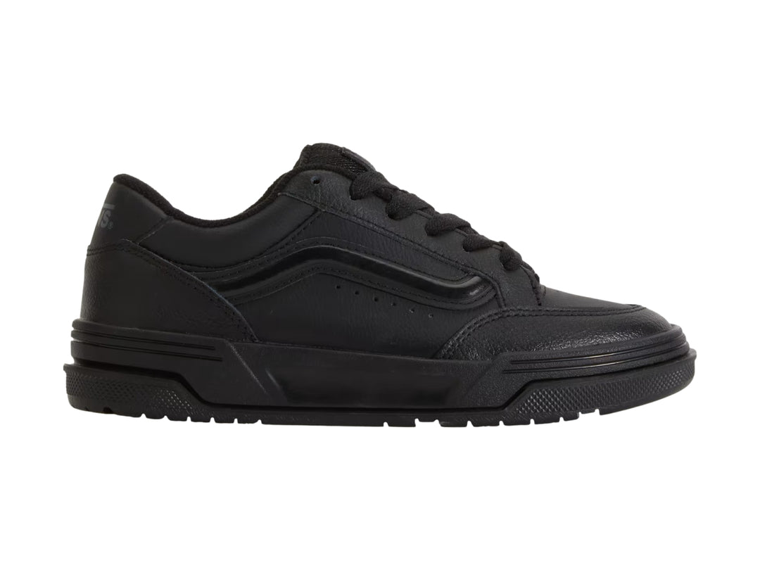 Tenis Vans Hylane color negro total, vista lateral sobre fondo blanco.
