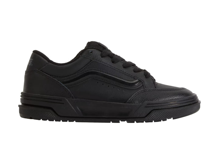 Tenis Vans Hylane color negro total, vista lateral sobre fondo blanco.