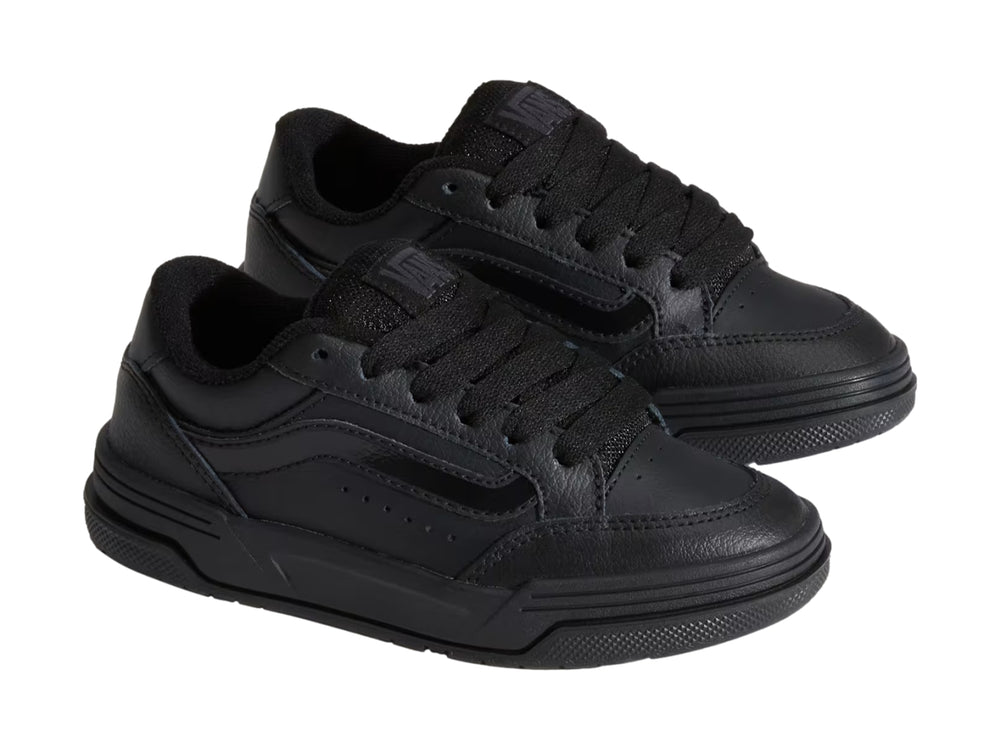 Tenis Vans Hylane color negro total, vista lateral sobre fondo blanco.