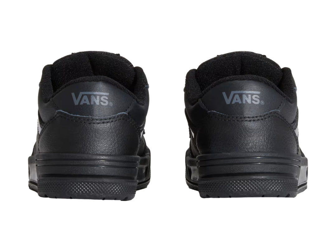 Tenis Vans Hylane color negro total, vista lateral sobre fondo blanco.