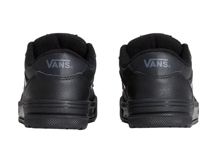 Tenis Vans Hylane color negro total, vista lateral sobre fondo blanco.
