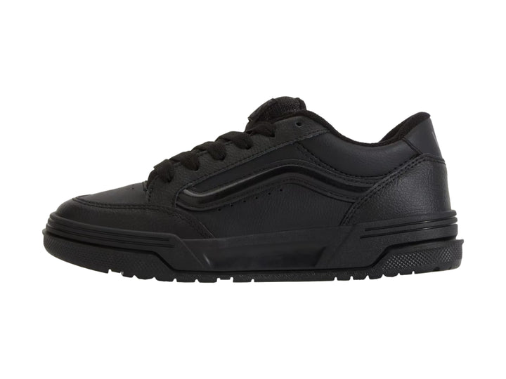 Tenis Vans Hylane color negro total, vista lateral sobre fondo blanco.