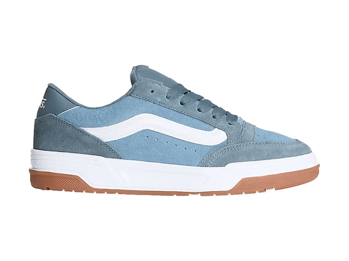 Tenis Vans Hylane color azul grisáceo con franja blanca y suela de goma marrón.
