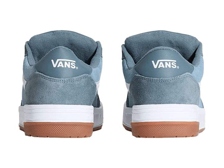Tenis Vans Hylane color azul grisáceo con franja blanca y suela de goma marrón.