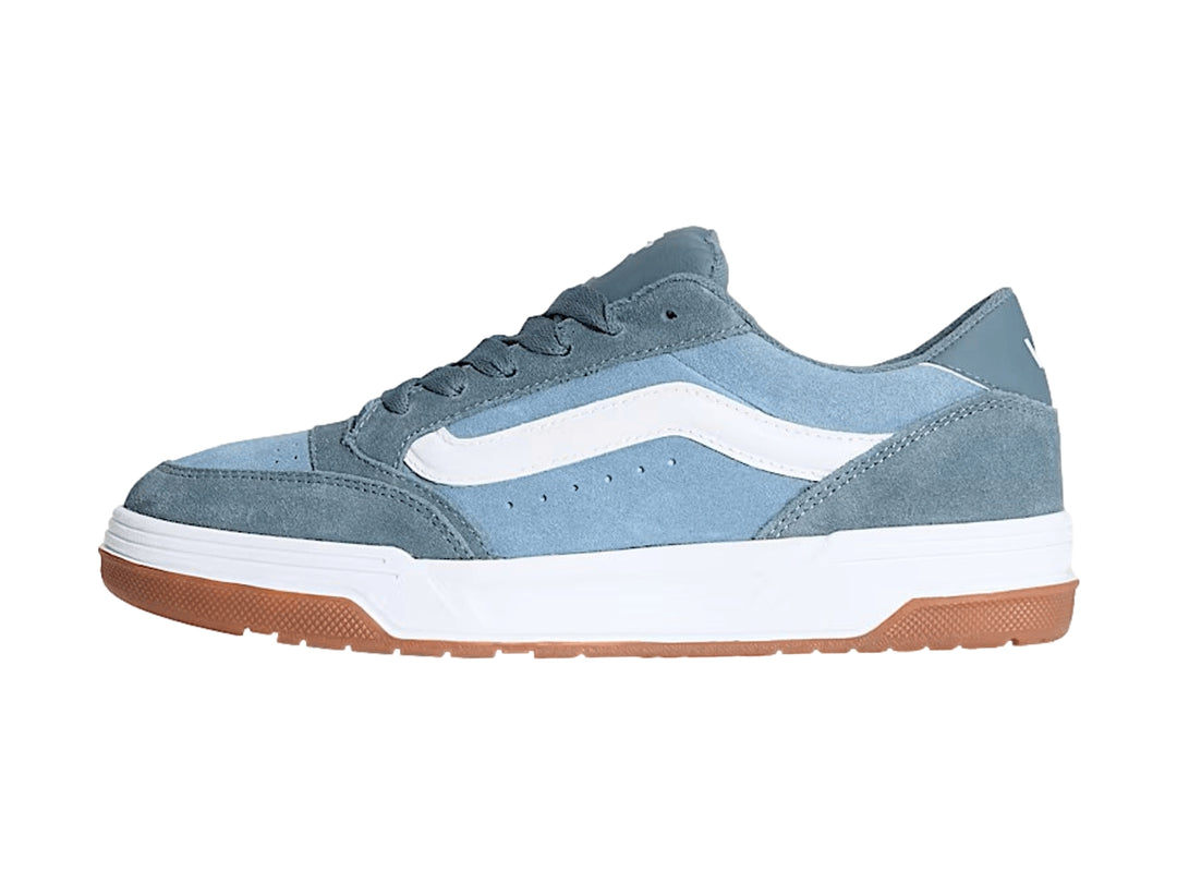 Tenis Vans Hylane color azul grisáceo con franja blanca y suela de goma marrón.
