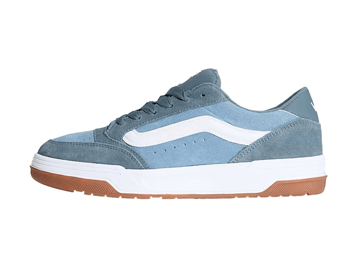 Tenis Vans Hylane color azul grisáceo con franja blanca y suela de goma marrón.