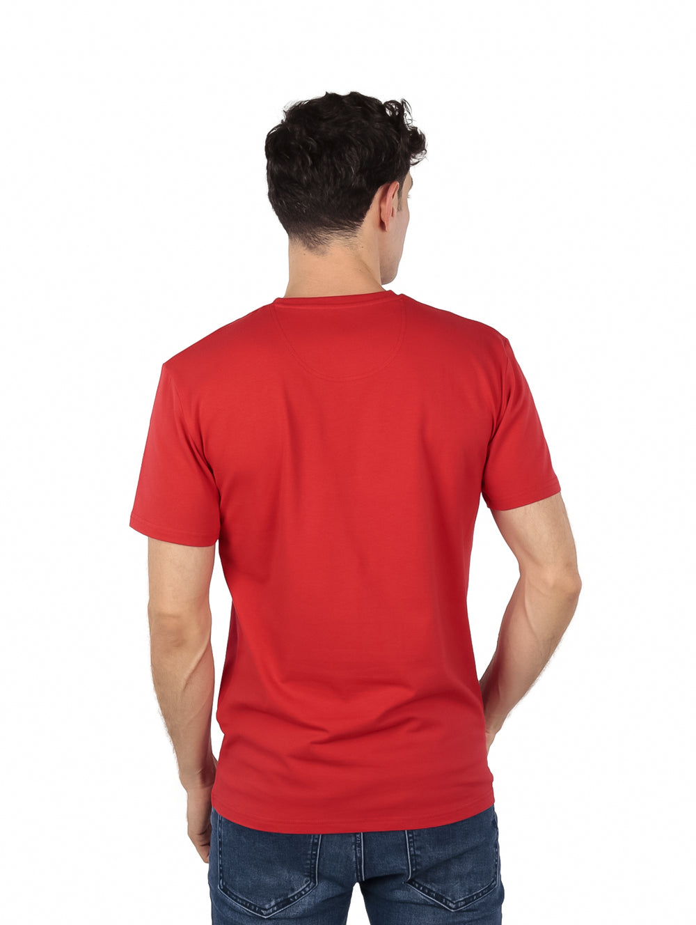 Hombre vistiendo una camiseta casual de color rojo intenso con cuello redondo y manga corta de la marca Givenchy.