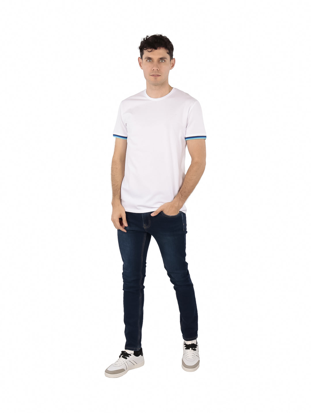 Hombre vistiendo playera blanca de manga corta con rayas en las mangas y pantalones azules.