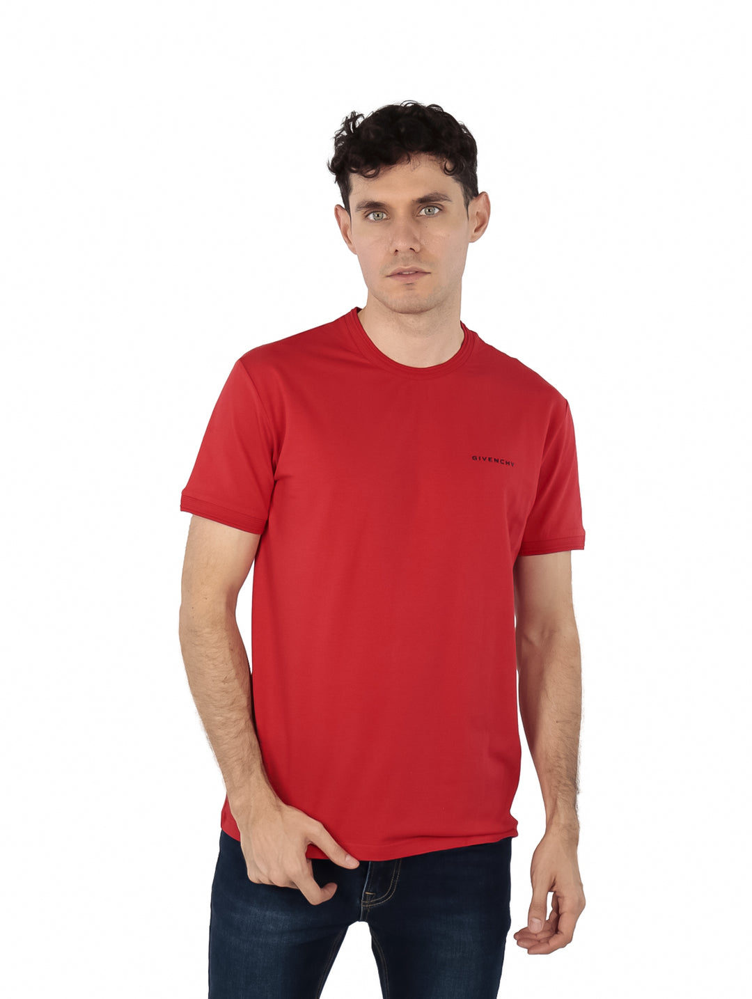 Hombre vistiendo una camiseta de manga corta color rojo intenso de la marca Givenchy.