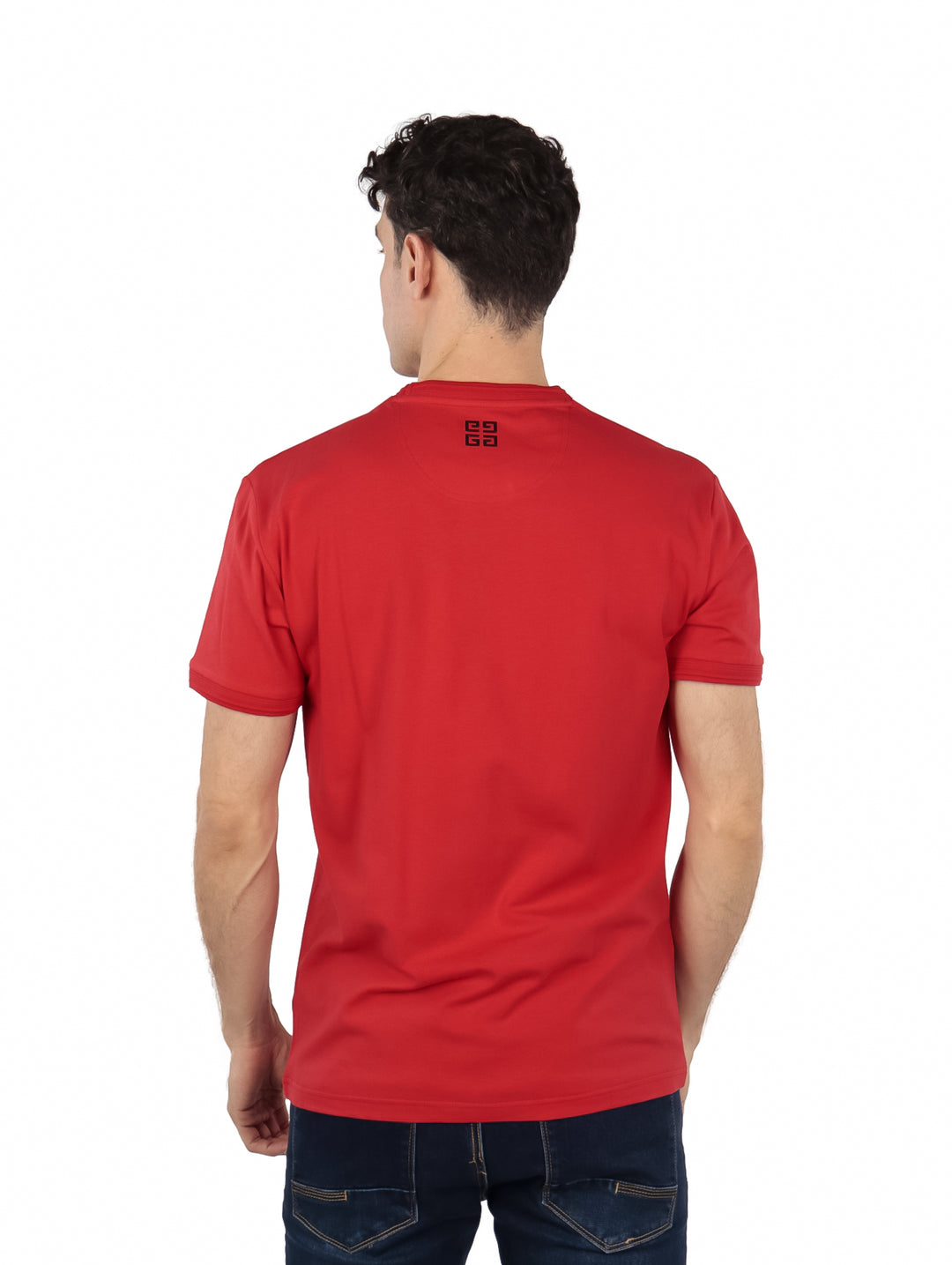 Hombre vistiendo una camiseta de manga corta color rojo intenso de la marca Givenchy.