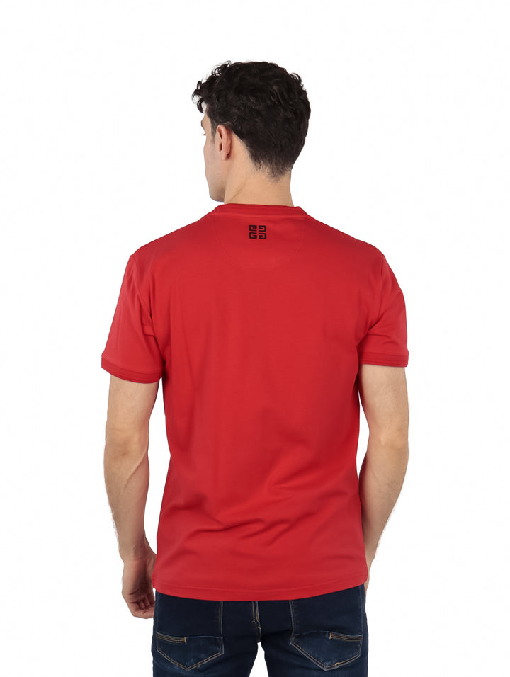 Hombre vistiendo una camiseta de manga corta color rojo intenso de la marca Givenchy.