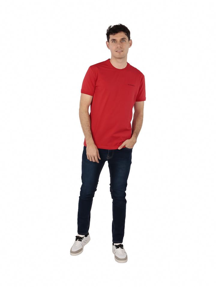 Hombre vistiendo una camiseta de manga corta color rojo intenso de la marca Givenchy.