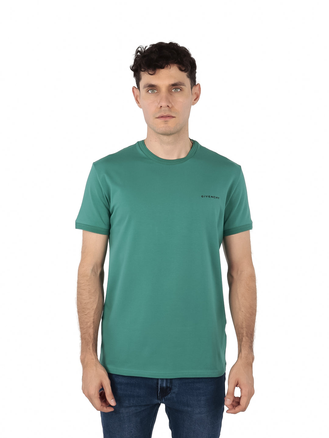 Hombre vistiendo una camiseta casual de manga corta color verde ivy con cuello redondo.