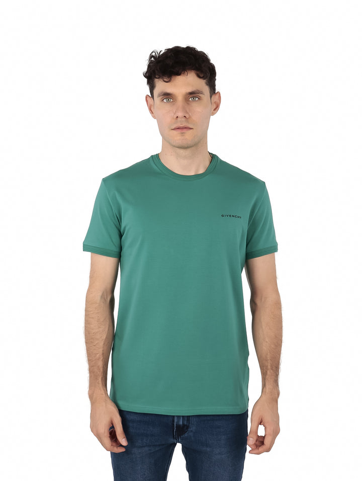 Hombre vistiendo una camiseta casual de manga corta color verde ivy con cuello redondo.