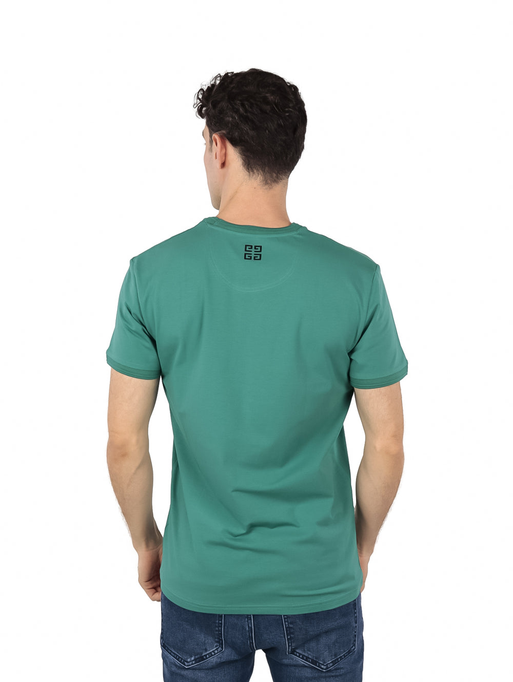 Hombre vistiendo una camiseta casual de manga corta color verde ivy con cuello redondo.