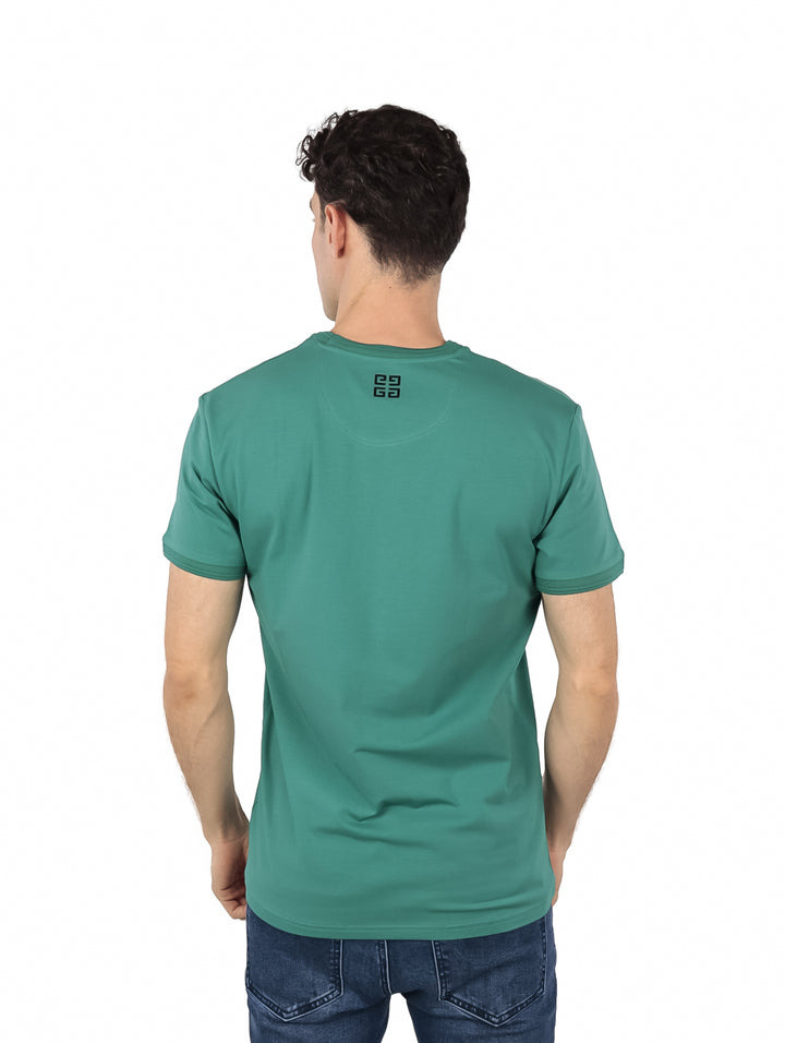 Hombre vistiendo una camiseta casual de manga corta color verde ivy con cuello redondo.