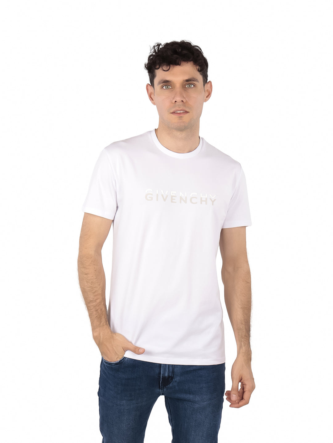 Hombre vistiendo una camiseta blanca de manga corta de la marca Givenchy con logo frontal.