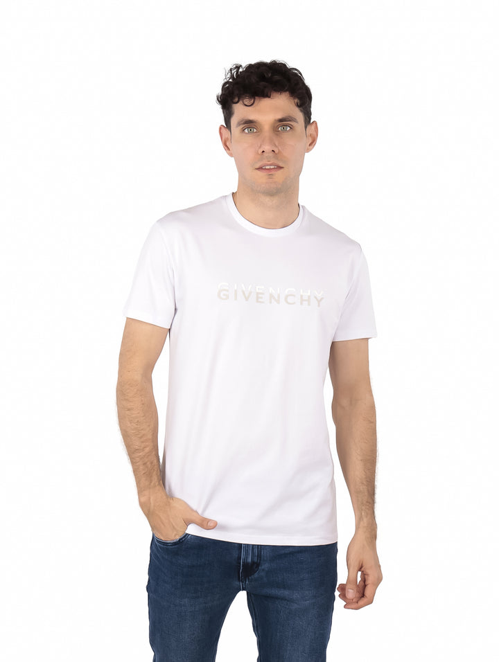 Hombre vistiendo una camiseta blanca de manga corta de la marca Givenchy con logo frontal.